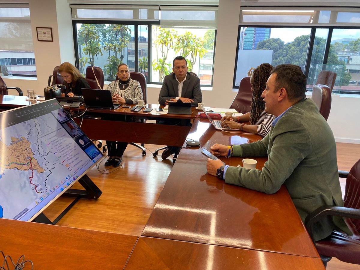 MinEnergiaCo's tweet photo. #AEstaHora la Ministra @IreneVelezT lidera reunión con el Gobernador #Nariño, @jhonrojasca, alcaldes municipales del Sur del Cauca y el Consejo Gremial Empresarial de Nariño, donde evalúan medidas implementadas para abastecimiento de combustibles y gas. https://t.co/scElGhDcJv