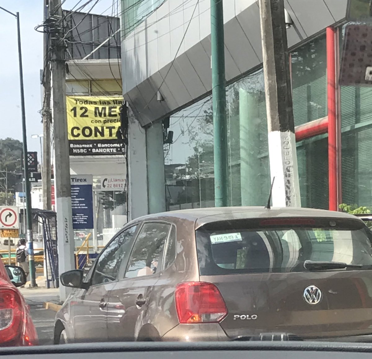 Mela_748's tweet photo. @VialidadXalapa  @ssptransitover @c4_ver  aquí si deberían de llevarse los autos 🚘 la grúa porque están estacionados en carril hay 3 autos estacionados Justo en oficinas inegi araucarias https://t.co/msh7TzwL3K