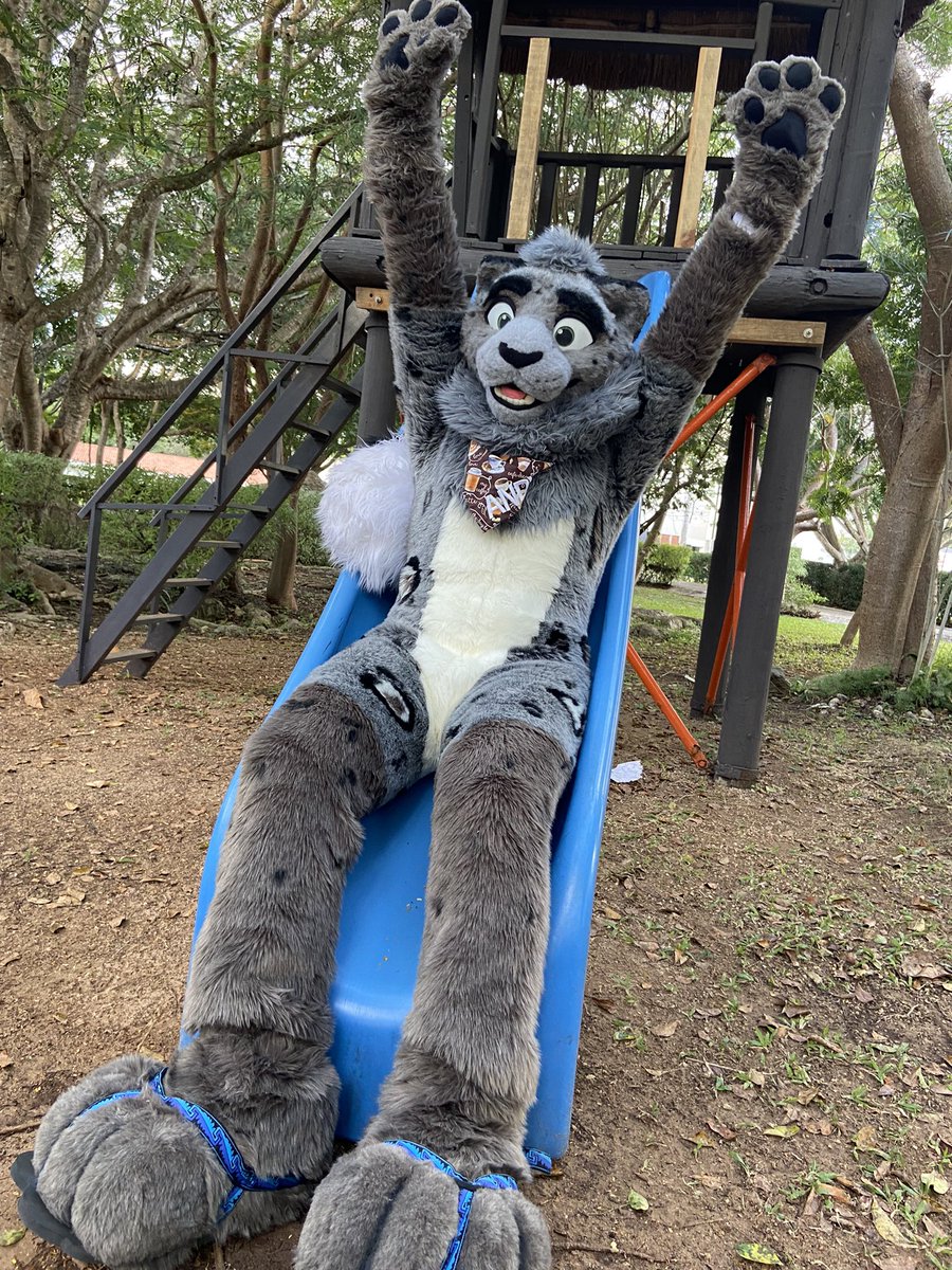 Wwwwiiiiiiiii it’s Friday!!!! #FursuitFriday