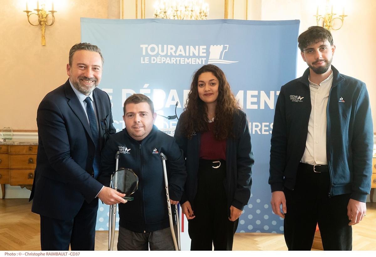 [ Lauréats de la 2ème édition du budget participatif du Département ]
Plaisir d’honorer les porteurs des 6 projets ayant reçu le plus de votes. Avec 67 000 votes, ce sont 153 projets sur l’ensemble du département financés par le <a href="/CD37_touraine/">Touraine, le Département</a> 
#démocratieparticipative