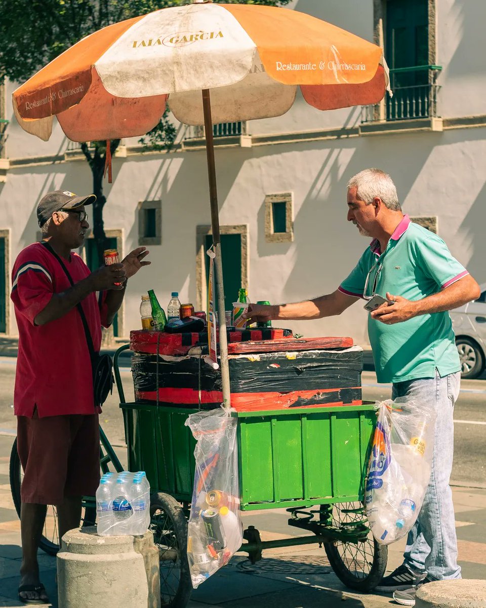 danisantosview's tweet photo. Ir ao Rio ao fins de semana e passar na Feira de Antiguidades da Praça XV já virou um ritual.
Lembro que esses dois senhores estavam tão concentrados na conversa que eu gostei de fotografar pensando que eles estavam colocando a fofoca em dia 📸 ✨ #streetphotography https://t.co/JmDTCVd2o9