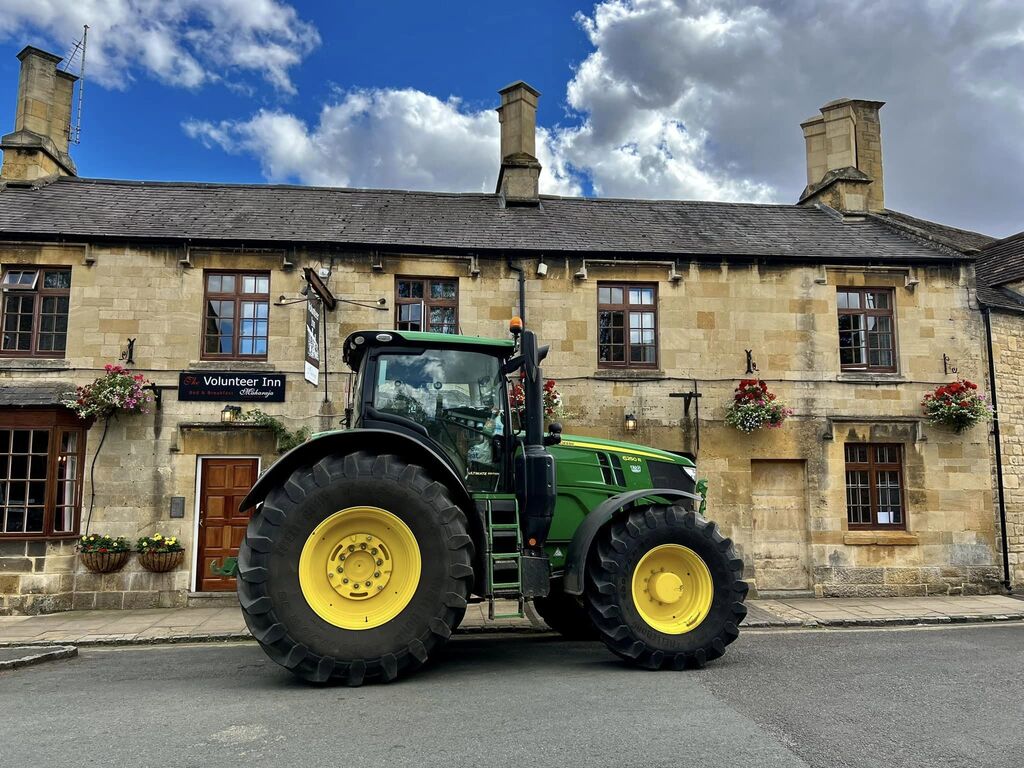 Chipping Campden has a fantastic selection of pubs and restaurants. 

Pictured here is the @thevolunteerinn  a traditional pub which is also home to the Maharaja Indian restaurant.

#chippingcampden #visitchippingcampden #cotswolds #thecotswolds #visitth… instagr.am/p/CnpStyYNo8s/
