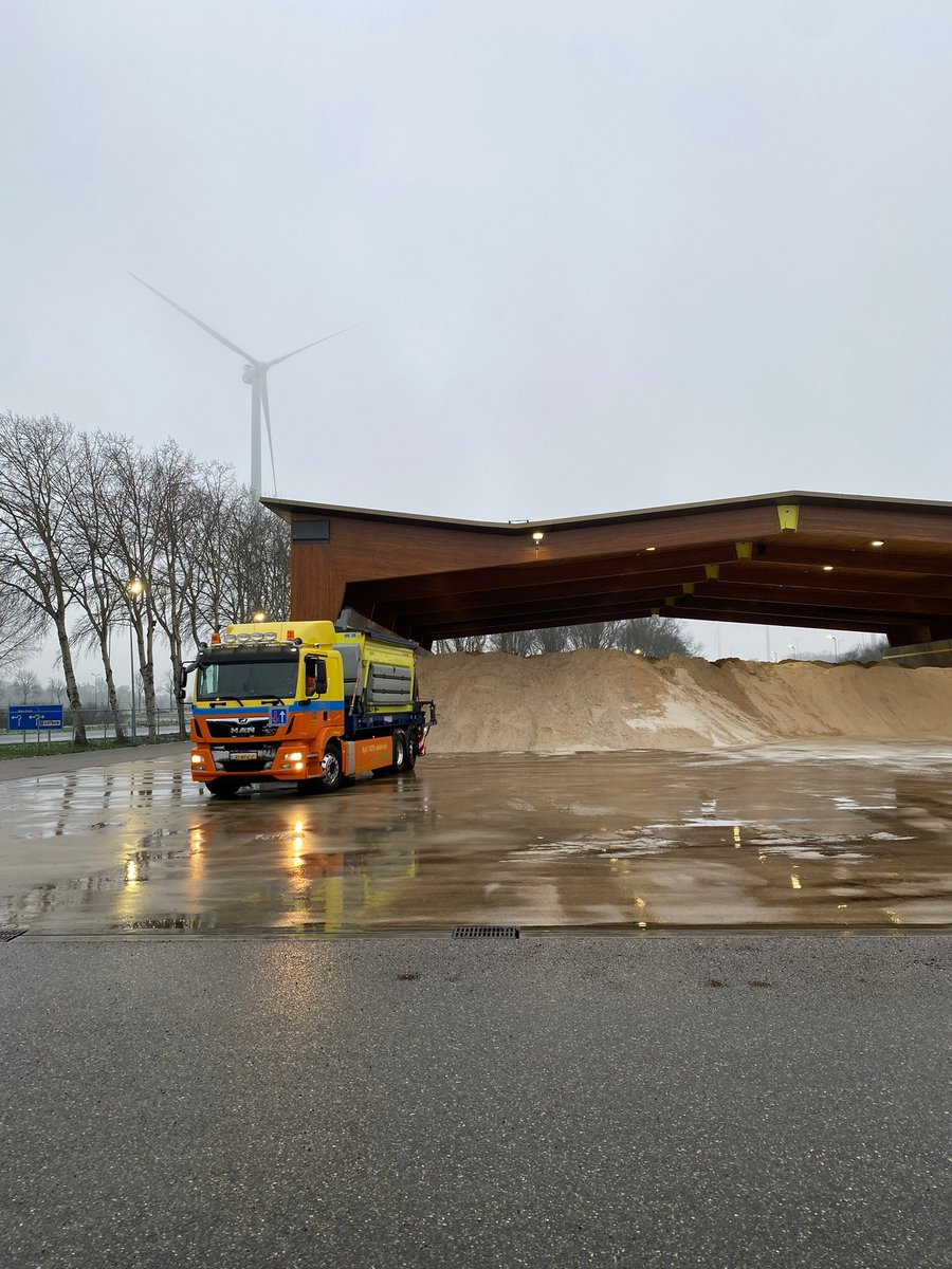 Rijkswaterstaat's tweet photo. Je kunt 'm vandaag zomaar tegenkomen: een elektrische #strooiwagen! ❄️ Net als vorige #winter zijn we deze strooiwagen aan het testen. Dit sluit aan bij onze ambitie om ook in de gladheidsbestrijding CO2-neutraal te werken. 🌱 https://t.co/EQ1Eaxfu1b
