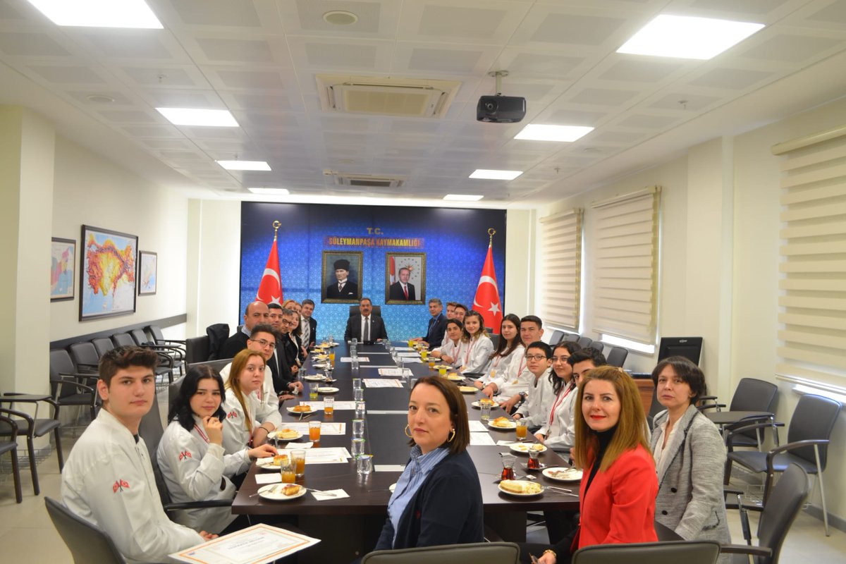41MustafaGuler's tweet photo. 19. İstanbul Gastronomi Festivali kapsamında yarışmalara katılıp altın ve gümüş madalya kazanan İlçemiz Mesleki ve Teknik Anadolu Lisesi Gastronomi  öğrencilerini ve öğretmenlerini tebrik edip kendilerine başarılarından dolayı teşekkür belgesi verdik https://t.co/veQkQc9VmO