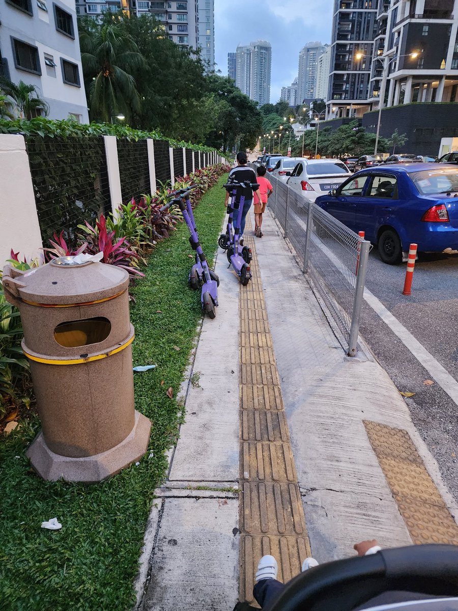 vivektypes's tweet photo. @DBKL2u to whom it may concern. These bikes are becoming a severe nuisance by the users. The managed to block a pedestrian walkway and was unable to go through with a stroller. Becoming a frequent occurance around here cc @hannahyeoh https://t.co/PzINWs1OK6