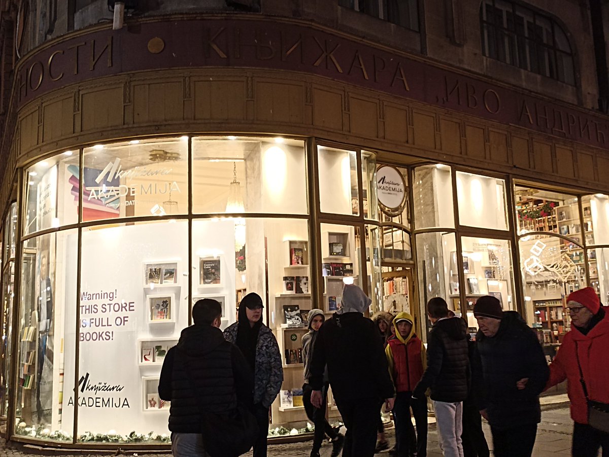 What a surprise! #Belgrade in the festive season! Books everywhere shining in the #newyears2023 street lights! Дух београдске улице
#bookshopsoftheworld