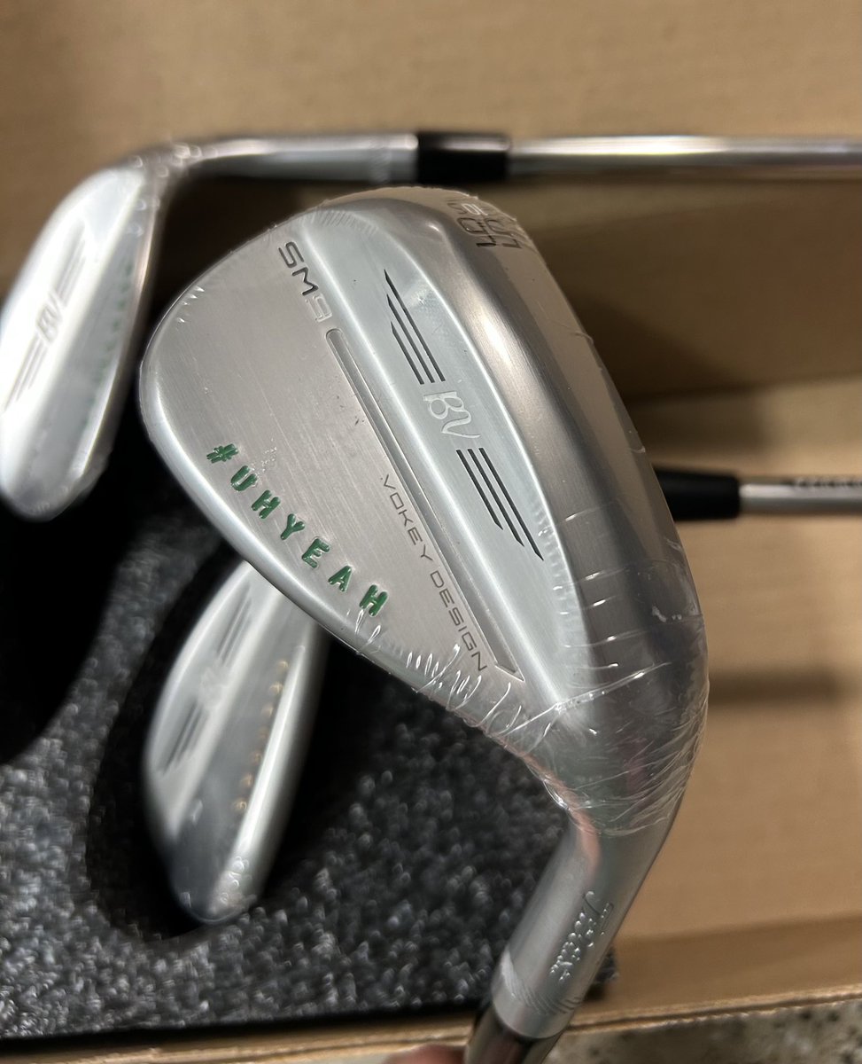 This is my new all-time favorite golf club and it is not even mine, new wedges for <a href="/WrightStateGolf/">Wright State Golf</a> stalwart <a href="/davisroot9/">davis root</a> (look closely) wow, love this #uhyeah