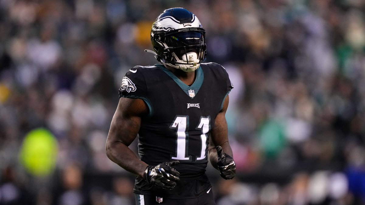 FDSportsbook's tweet photo. Who would you rather have as your WR1 for the next 5 years? ✍️

❤️ for A.J. Brown
🔁 for CeeDee Lamb https://t.co/Jb065CQnfR