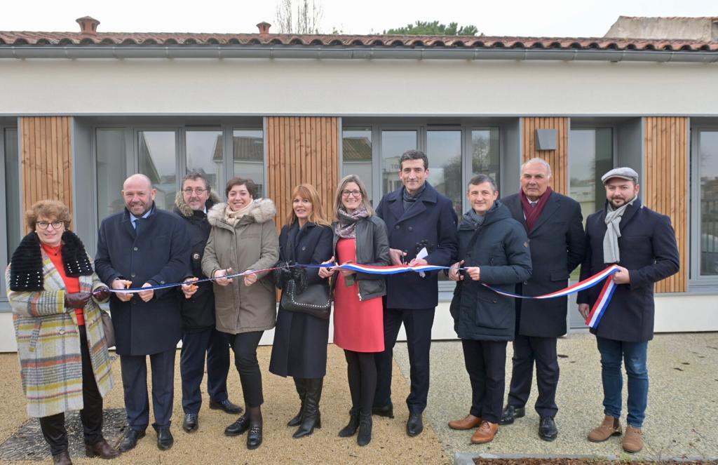 NiortAgglo's tweet photo. #NiortAgglo #Niort L'#IIBSN, @NiortAgglo @Prefet79 @NvelleAquitaine @DeuxSevres, financeurs du projet, ont inauguré les locaux rénovés de la capitainerie de #PortBoinot, quai de Belle Île. Point de départ des croisières sur la #Sèvre jusqu'à Marans dès le printemps 2023 #tourisme https://t.co/eAYHVQWSyn