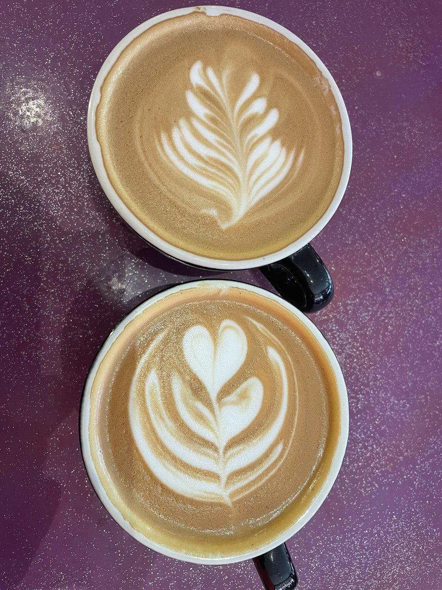 ordorica_g's tweet photo. Fuera de serie estos latte preparados en #FlyingM BOISE, #Idaho. Acompaño mi café con la lectura de un clásico de la literatura de 🇺🇸 “To kill a mockingbird” https://t.co/PMTN0lgLYF