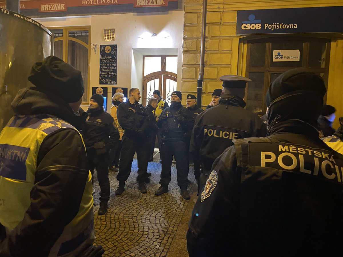 Andrej Babiš zmizel v salónku restaurace hotelu Pošta, který patřím manželům Flachsovým, členům místního ANO. Vchod hlídá 18 policistů a strážníků (a šest členů ochranky). Jen připomínám, že Pavel skočil v Ústí do davu bez ochranky…