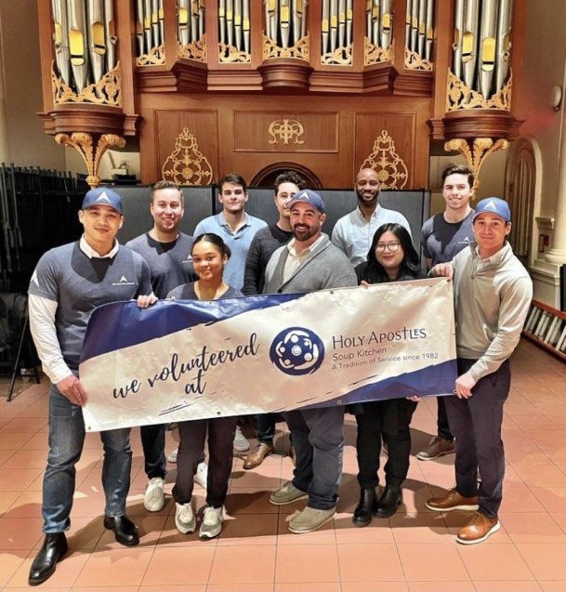 ACS_AIRCHARTER's tweet image. The team from our Manhattan office kicked off 2023 by volunteering for the day at Holy Apostles Soup Kitchen, where they helped distribute groceries to over 200 local families - aircharterservice.com/about-us/corpo… #charity #communityproject #fundraising #aircharter #ACSMAN