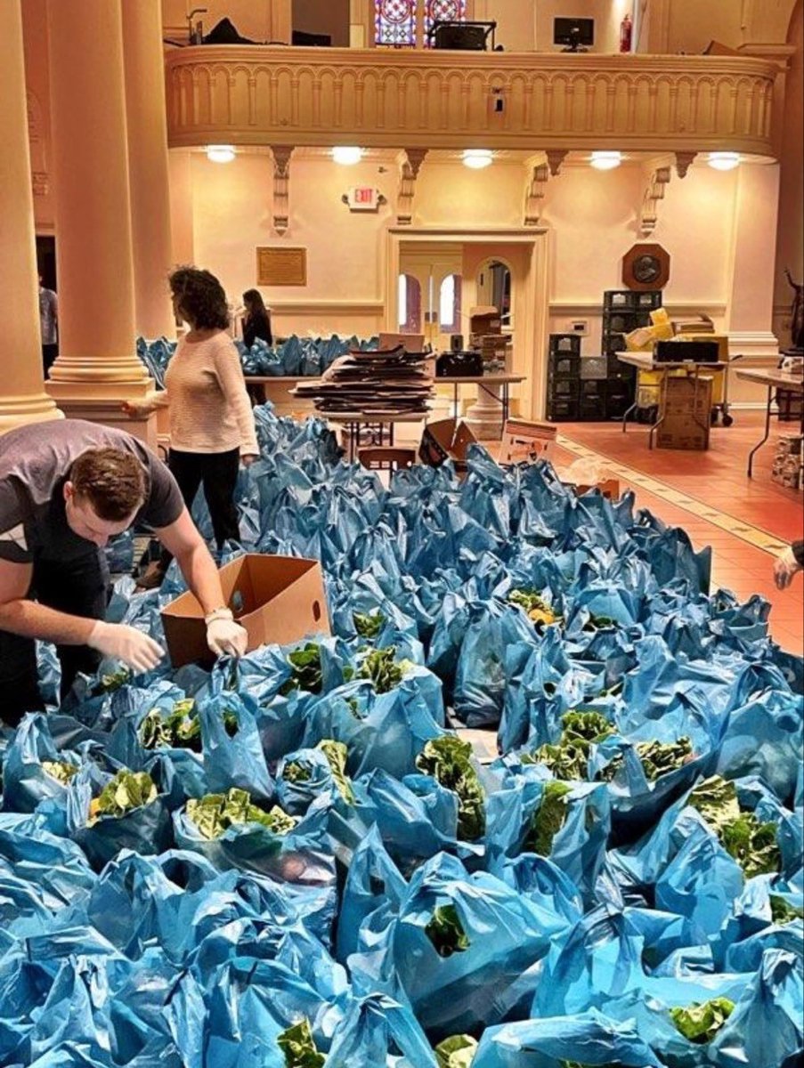 ACS_AIRCHARTER's tweet image. The team from our Manhattan office kicked off 2023 by volunteering for the day at Holy Apostles Soup Kitchen, where they helped distribute groceries to over 200 local families - aircharterservice.com/about-us/corpo… #charity #communityproject #fundraising #aircharter #ACSMAN