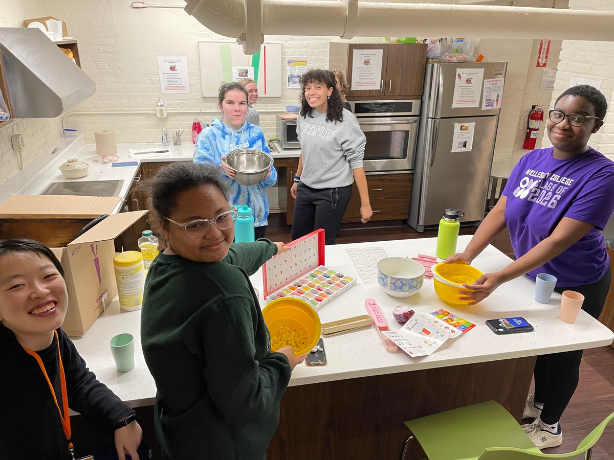 These civic-minded students are spending their last week of Wintersession participating in an Greater Boston Alternative Break Trip, volunteering with organizations that support people with marginalized genders. They also took a field trip to the newly revealed Embrace sculpture!
