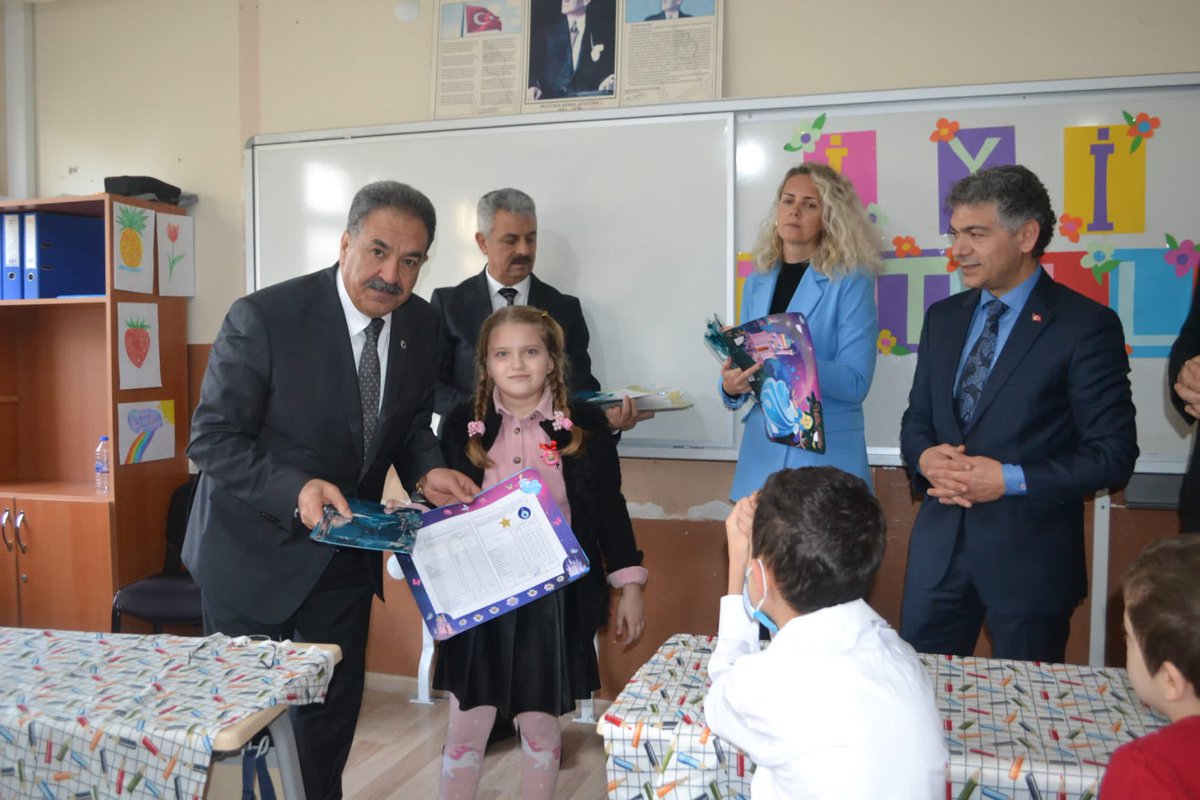 41MustafaGuler's tweet photo. 2022-2023 Eğitim Yılı Karne Törenini Nurettin Ekmekçioğlu İlk Okulunda yaptık. Çocuklarımız ve ailelerinin sevinçlerine ortak olduk. Çocuklarımıza tatilde bol bol kitap okutmalarını tavsiye edip iyi bir tatil geçirmelerini diledik https://t.co/nL7FojsWP1
