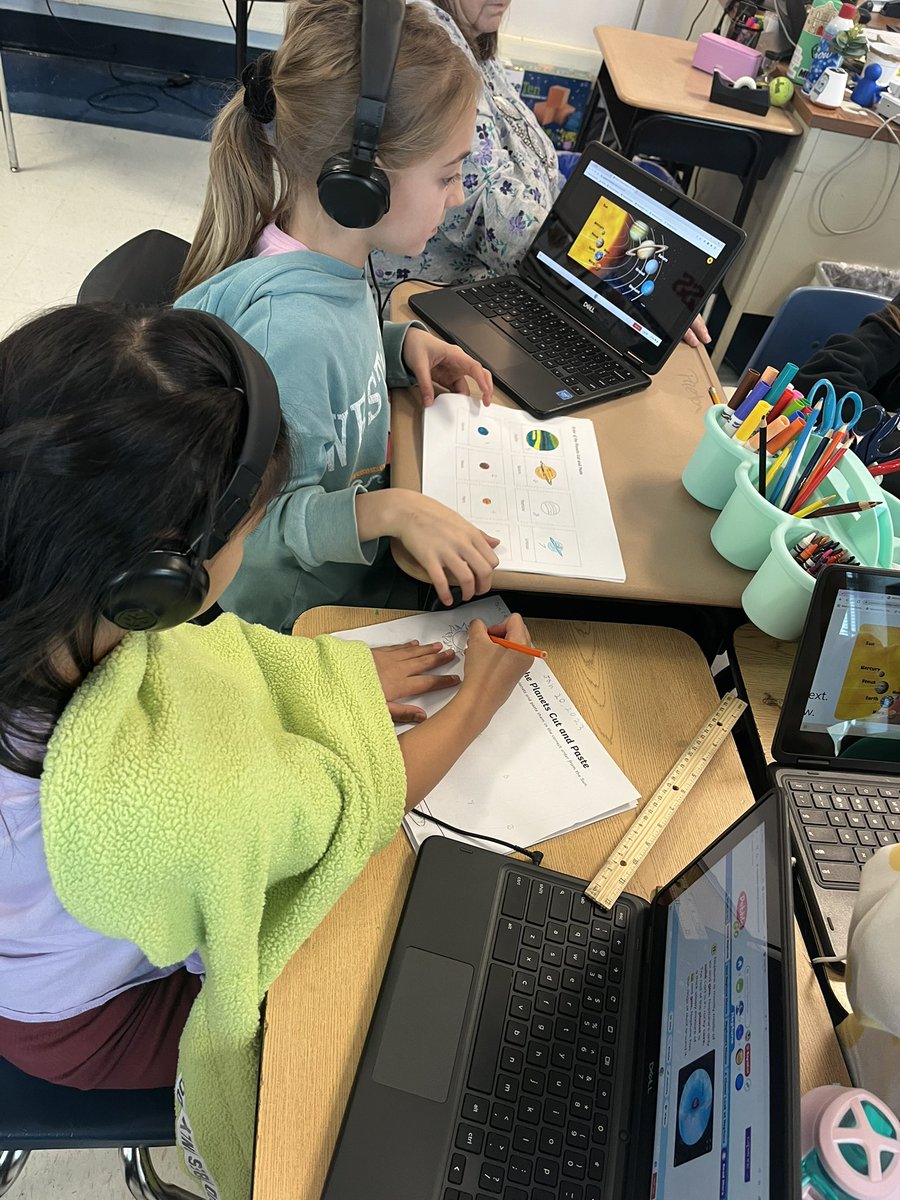 Medlin_3rdGrade's tweet photo. Planet study time!!! Be sure to ask your child what they learned about today!! Additionally, take a trip outside tonight and share the glory of the universe with your child! #FSHISD #ThirdGrade #LoveLearning #Outdoors https://t.co/T9hAbbnCZo