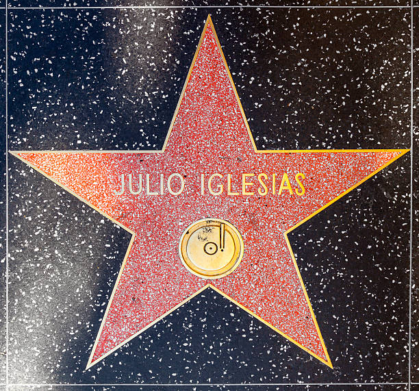 JulioIglesiasES's tweet image. #DatoRandom 🤯 || En el nuevo documental de Netflix sobre un asesino de California, se cuenta la historia de cómo este llegó incluso a orinar sobre la estrella de Julio Iglesias en el paseo de la fama de Hollywood.