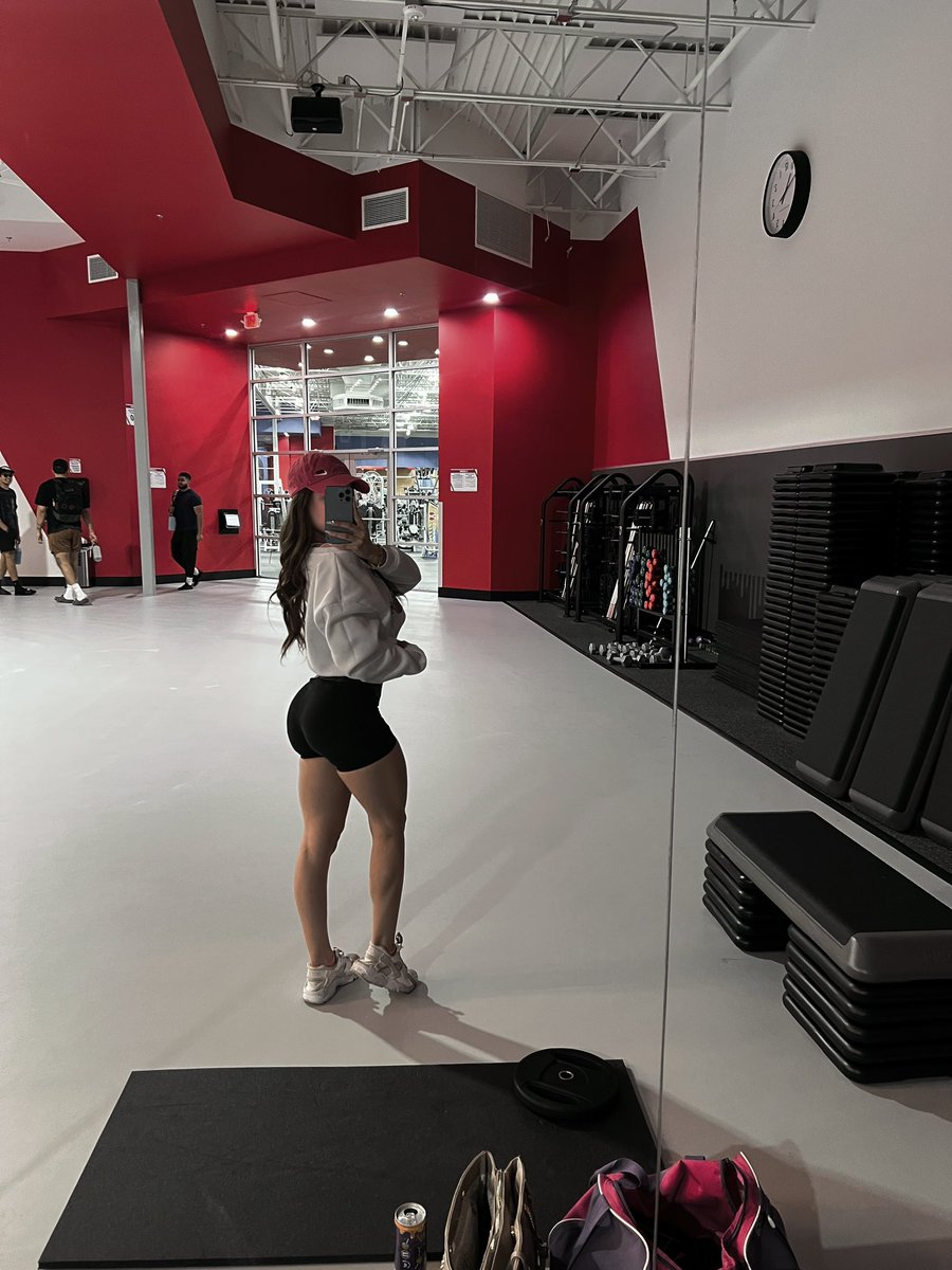 thedarleneangel's tweet photo. quads + glutes today #quickpump https://t.co/1cs8BkgBVt