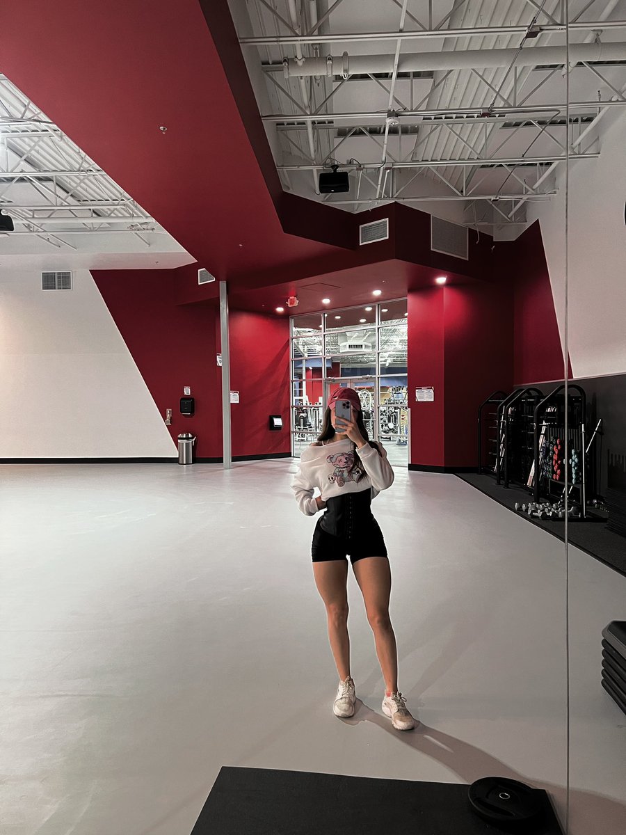 thedarleneangel's tweet photo. quads + glutes today #quickpump https://t.co/1cs8BkgBVt