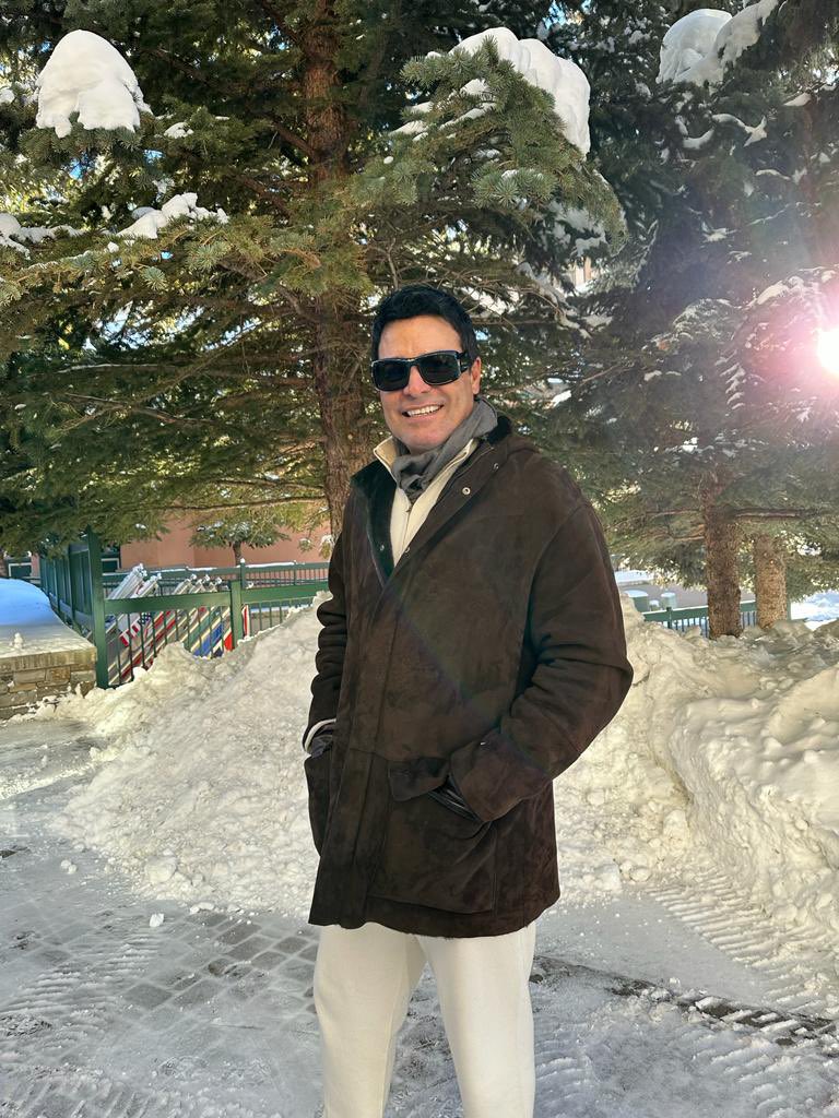 CHAYANNEMUSIC's tweet photo. Yo ya me estaba acostumbrando al frío. ❄️☃️ https://t.co/0A1hm5H9Wg