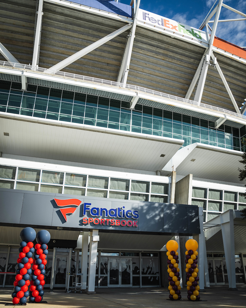 NWStadium's tweet photo. The first sportsbook inside an NFL stadium 👀

This morning, the @Fanatics Sportsbook at FedExField officially opened! https://t.co/Ymb86w0eze