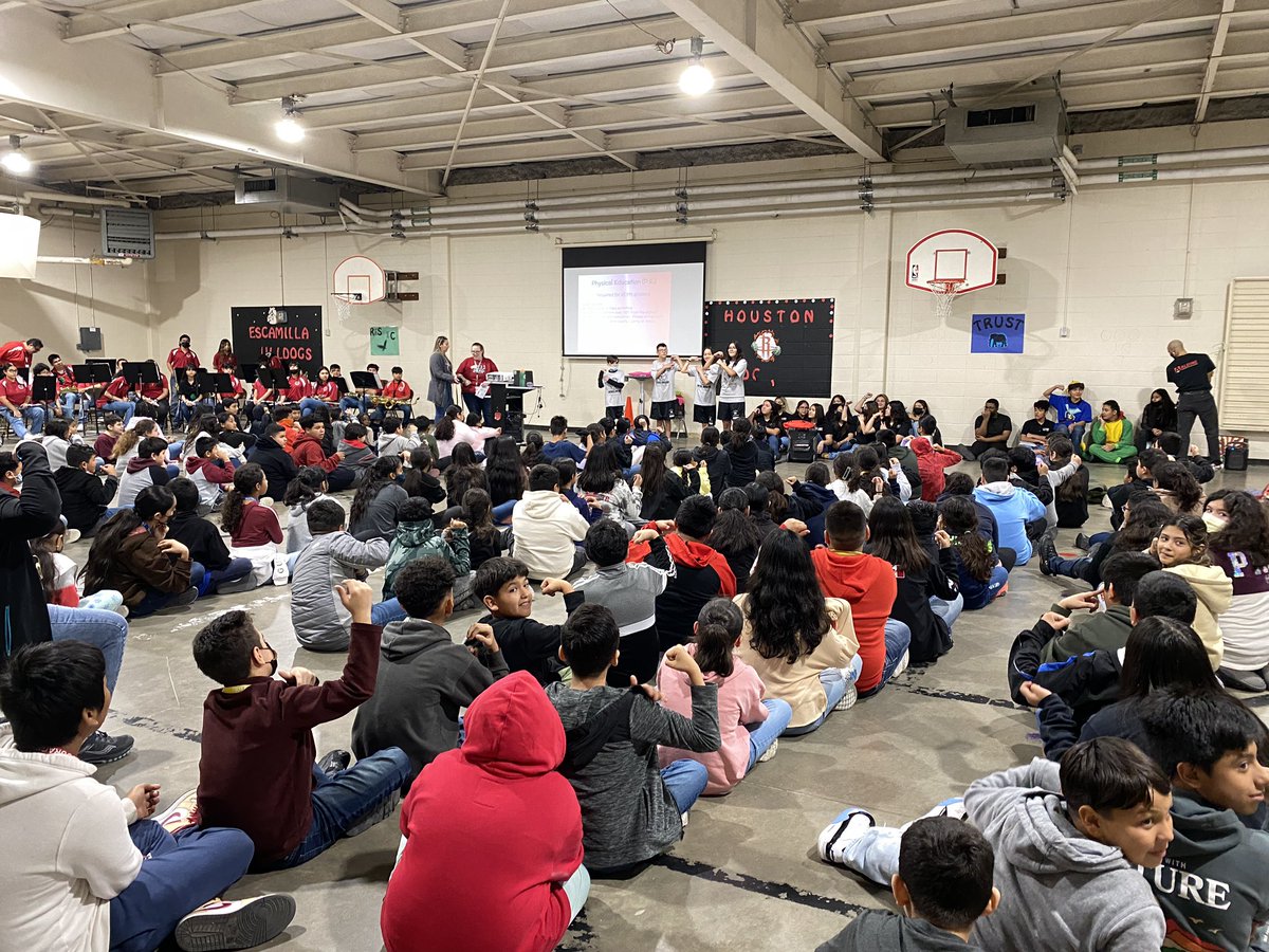 Escamilla_AISD's tweet photo. Thanks, @HambrickMS_AISD, for coming to @Escamilla_AISD to show 5th graders electives they’ll have soon! (¡Gracias, Hambrick, por venir a Escamilla para mostrar las asignaturas optativas que tendrán pronto!) #BulldogsPride #AldineConnected (@slrehan; @DrFavy; @AldineISD) https://t.co/7cKYvfcFaJ