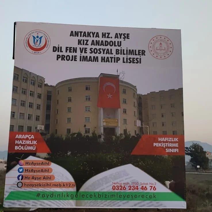 HzAyseAIHL's tweet photo. Antakya-İskenderun E-5 Yolu Üzeri Honda Kavşağında Bulunan Okul Tanıtım Panomuzu Yeniledik Emeği Geçen Yöneticilerimize Teşekkür Ediyoruz.
@AhmetTecimen @meb_dinogretimi @SeyitAliBuyuk     #HzAyşeEğitimdeÖncü https://t.co/MoVJp9S8R5