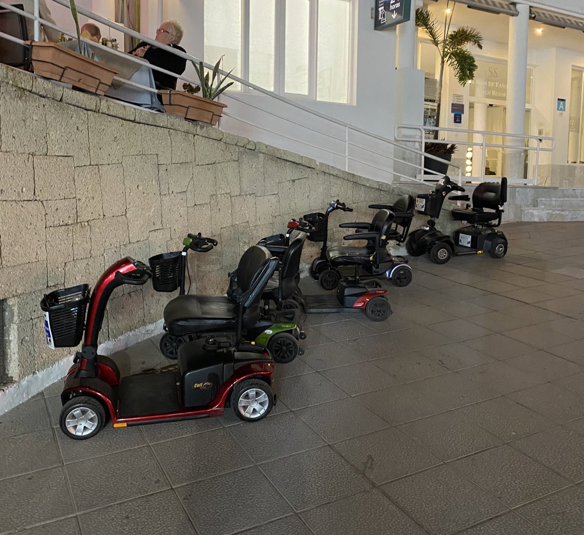 MelleTuik's tweet photo. Tsja, overwinteren in Spanje. Iedereen heeft zo z’n eigen vervoer richting strand en restaurant… #freeparking #scootmobiel https://t.co/RlEJ6y55v0
