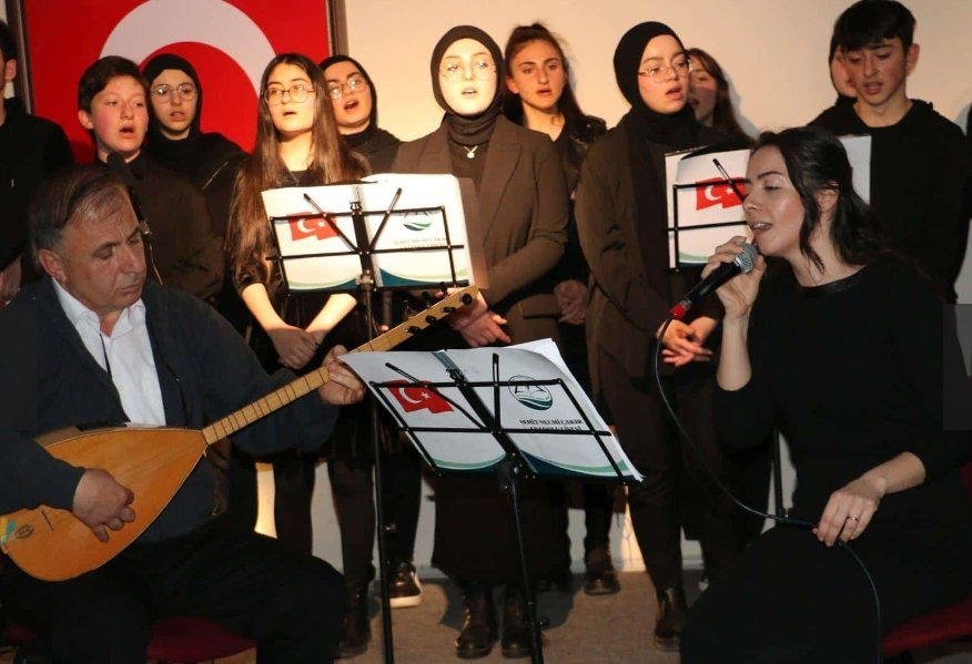 ofhalkegitimi's tweet photo. Millî Eğitim Bakanlığı Hayat Boyu Öğrenme Genel Müdürlüğü tarafından  "Şarkılar Bizi Söyler Biz de Şarkı Söyleriz" projesi kapsamında, 22 öğrenci Şef Nevin Özer ve Ece Emirzeoğlu'nun yönetiminde yapılan  Türk Müziği konseri izleyicilerin beğenisini kazandı. https://t.co/cXGD70w2E0