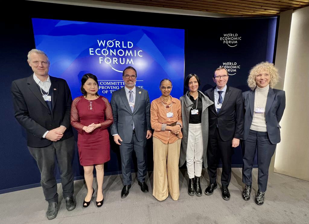 Together for the Amazon! Colombia’s Susana Muhamad, Brazil’s @MarinaSilva, Ecuador’s @GustavoManriq_M and Peru’s Ana Cecilia Gervasi 🇨🇴🇧🇷🇪🇨🇵🇪 discussed regional and global forest cooperation with @ZacGoldsmith, @climatemorgan and myself from 🇬🇧🇩🇪🇳🇴 at @wef. @Climateforest 🌎