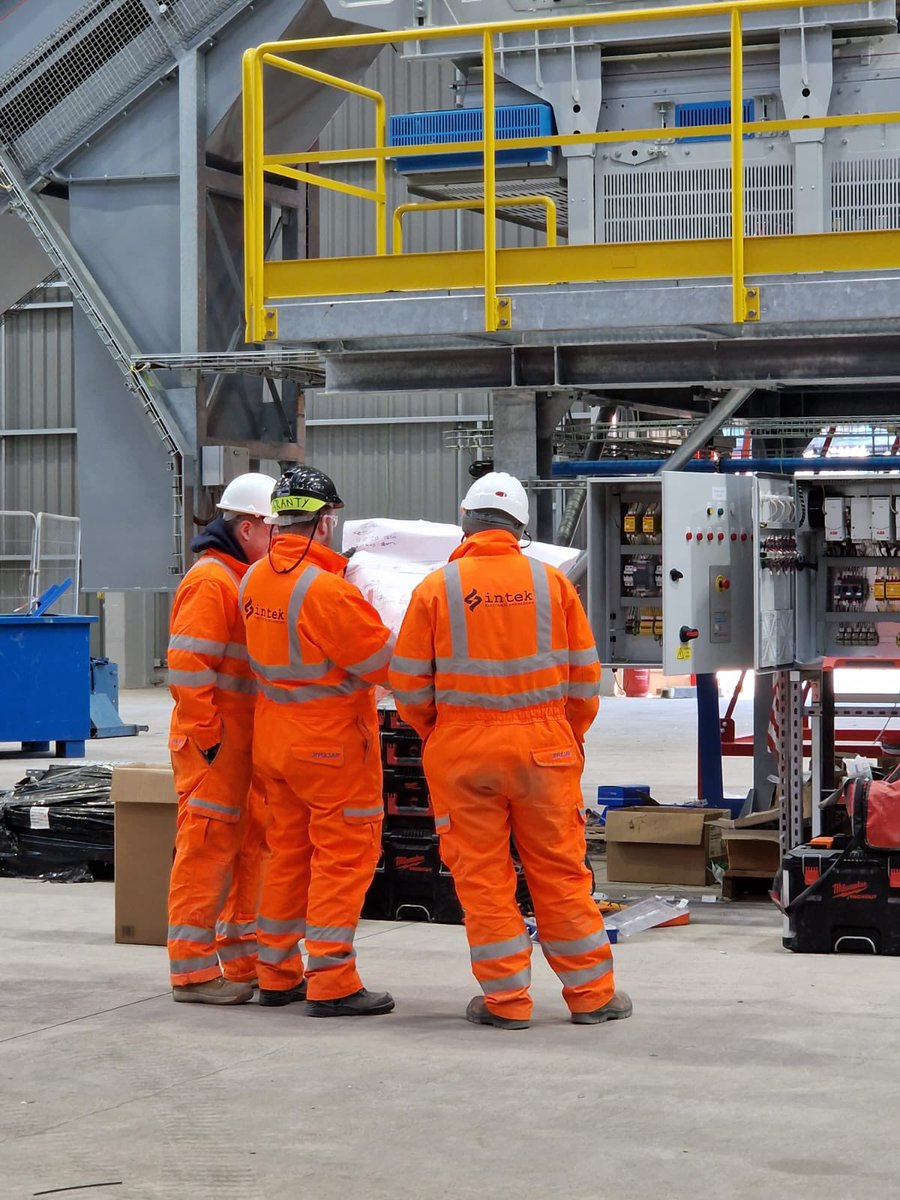 ElectricalIntek's tweet photo. //Project Update: Plastic Recycling Plant

Our engineers have been progressing with the huge motor driven compactor installation at one of our clients.

#intekelectrical #electricalengineering #industroengineeringgroup #engineeringgroup #engineering #teessideengineering https://t.co/pMlCJC17Ox