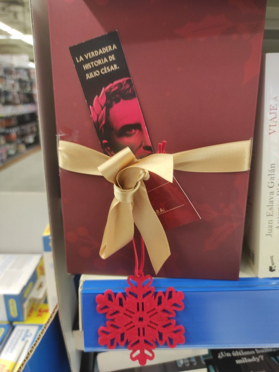😂😂😂 en los @hipercor ya ni quitan las etiquetas de navidad de las devoluciones, a Paco no le moló nada el libro que le trajeron los Reyes Magos