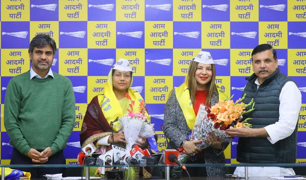 आज अभिनेत्री @sambhavnaseth और मध्यप्रदेश की BJP नेता #UshaKall ने माननीय माननीय राज्यसभा सांसद @SanjayAzadSln जी और सासंद @SandeepPathak04 जी की उपस्थिति में AAP की सदस्यता ग्रहण की।

@AamAadmiParty परिवार में आप दोनों का स्वागत हैं।