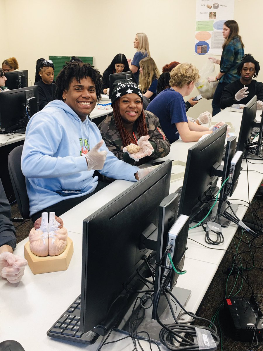 2024RedhawkGU's tweet photo. @WHS_Redhawks 11th Graders gain hands on skills at @USCAiken_STEM Focus Friday dissecting a ๐ ๐ง . @ChooseAiken @USCAiken @RedhawkJackson1 @MrsTNicholson #FutureSTEMmajor @CounselorsatWHS https://t.co/5uDNLznHkF
