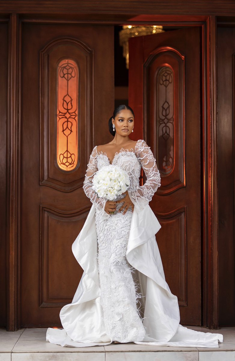 BodunrinOgunba's tweet photo. HONEYWELL in a bespoke @weddingsbynn
  Hairstyled: @teeweaves_styles_
Makeup: @beautebytoby_
Flowers: @all_bellaz
photography by yours truly @bodunrin_photography   #neeorlarwoman #Bridalstyling #Bridaldress #BridesinLagos #bridalphotography #beaded #details https://t.co/iG5NHH4q9I