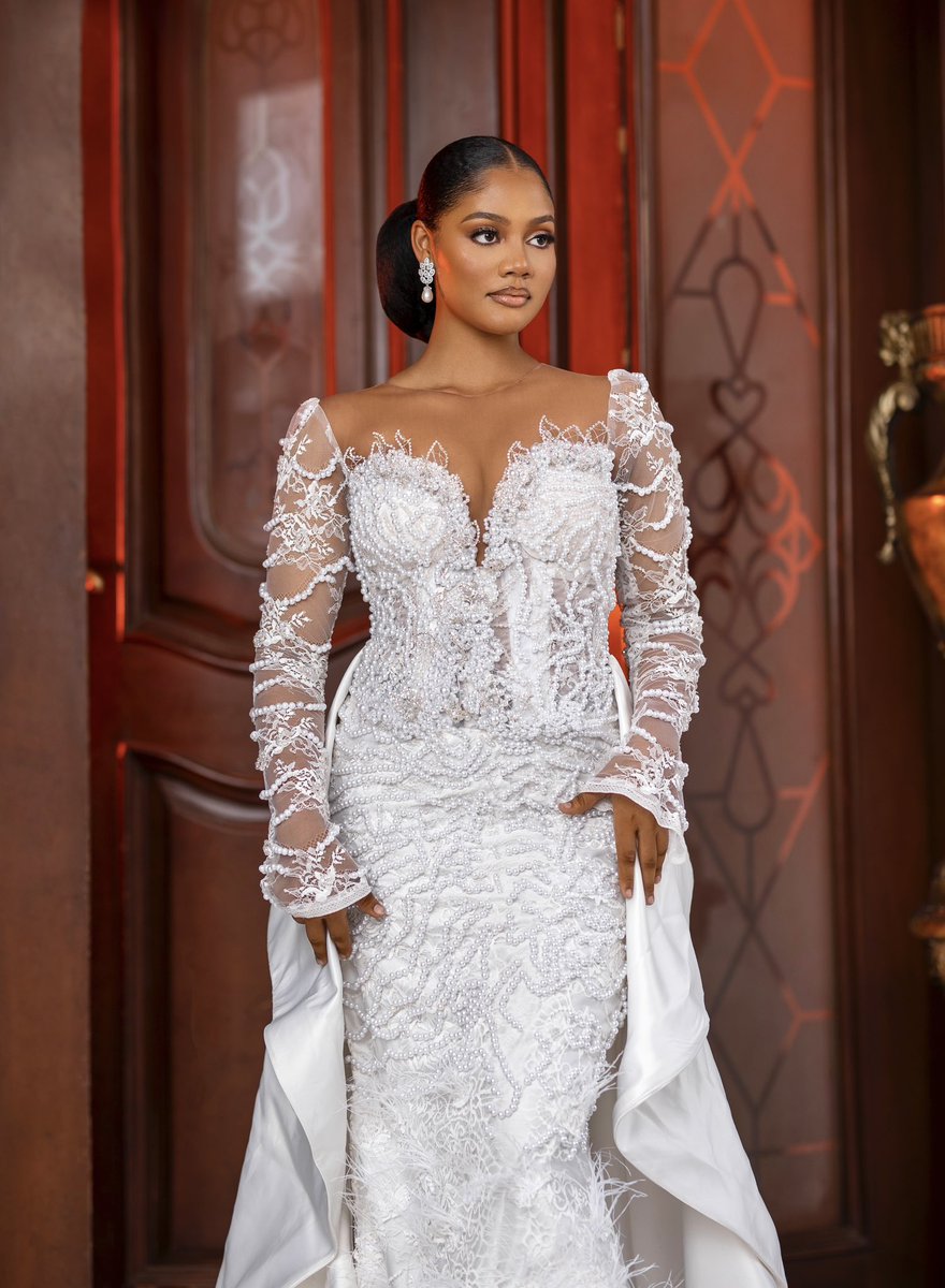 BodunrinOgunba's tweet photo. HONEYWELL in a bespoke @weddingsbynn
  Hairstyled: @teeweaves_styles_
Makeup: @beautebytoby_
Flowers: @all_bellaz
photography by yours truly @bodunrin_photography   #neeorlarwoman #Bridalstyling #Bridaldress #BridesinLagos #bridalphotography #beaded #details https://t.co/iG5NHH4q9I