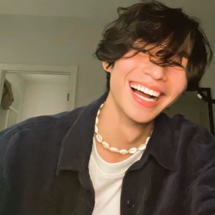 O sorriso dele me faz bem, tenho q começar a levar minha câmera pra todo lugar pq fotos como essas me confortam 
<a href="/Hashibiir4/">Inosuke</a>