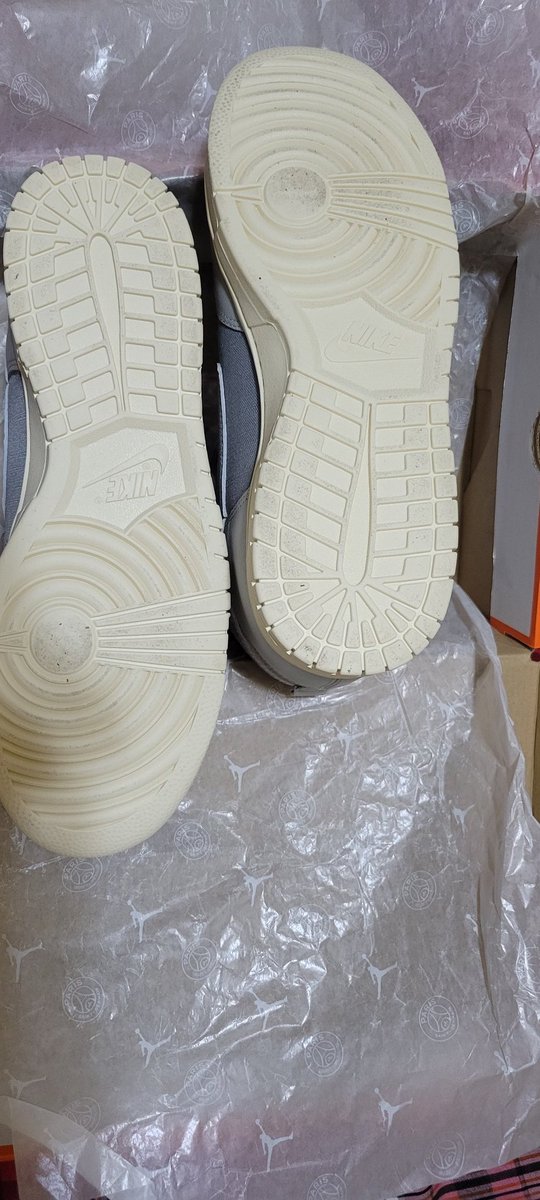 Simondomain999's tweet photo. @ExtraButter On Tuesday I purchase a pair of Nike dunks from These guys when it arrived yesterday I opened them up with excitement only to find out that it was a huge pair of sneakers wow what a dis appointment the solution that the extra button team offered me was a 10% refund https://t.co/ffLlNMrIgt