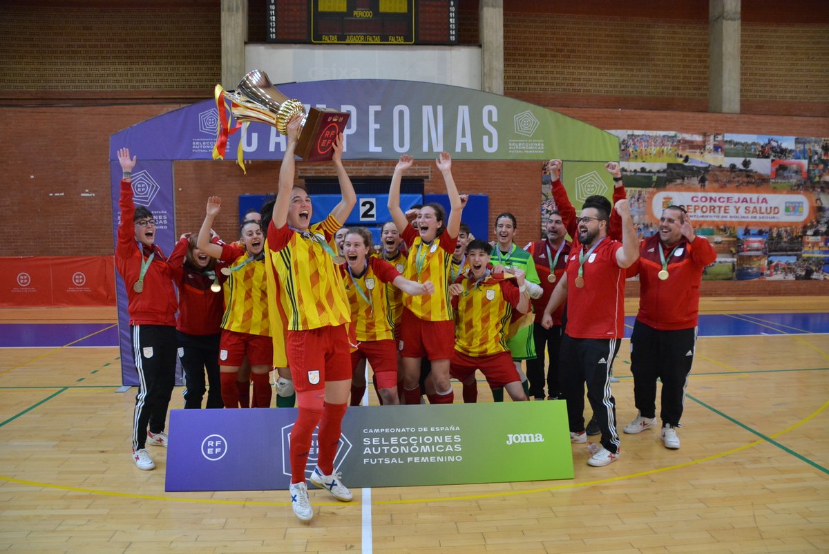 FCF_CAT's tweet photo. 😍 DOS DE DOS A MÚRCIA 😍

🟡🔴 Una generació d'or posa la cirereta al pastís amb el Campionat d'Espanya sub 19 femení

🏆 Victòria a la final per 3⃣ a 1⃣ davant @ffrm_es 

📝: https://t.co/YQrjwpHHwM
🎥: https://t.co/kHyeO17Sve
📸: https://t.co/Qz7Fph6ObB

#CampionatsEspanyaFS https://t.co/jqR7TiYeZy