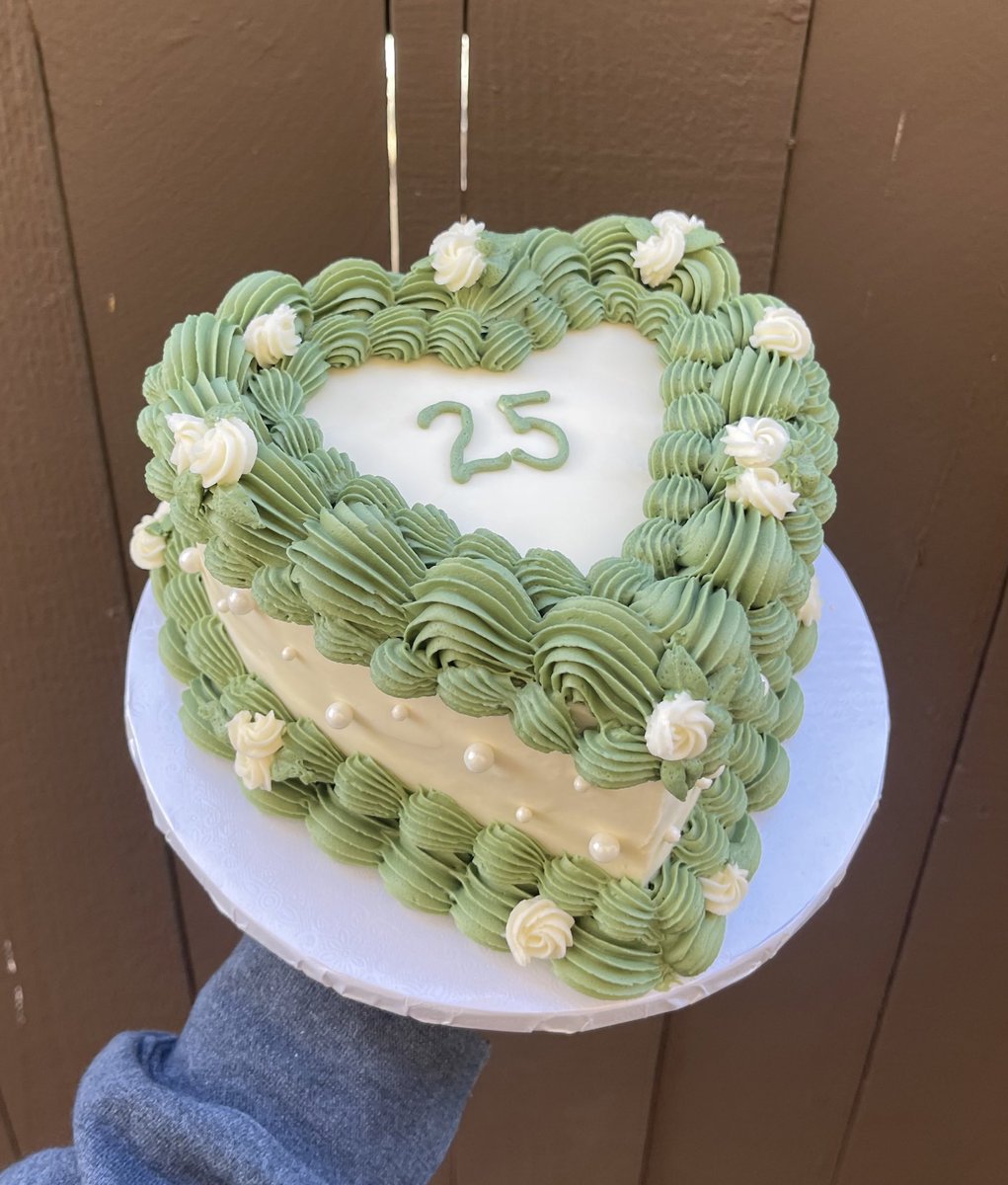 krysstaljimenez's tweet photo. I love decorating cakes they make me so happy 
DIPPEDBYKRYSTAL ON IG🫶🏼 https://t.co/lM6N3OhtY1