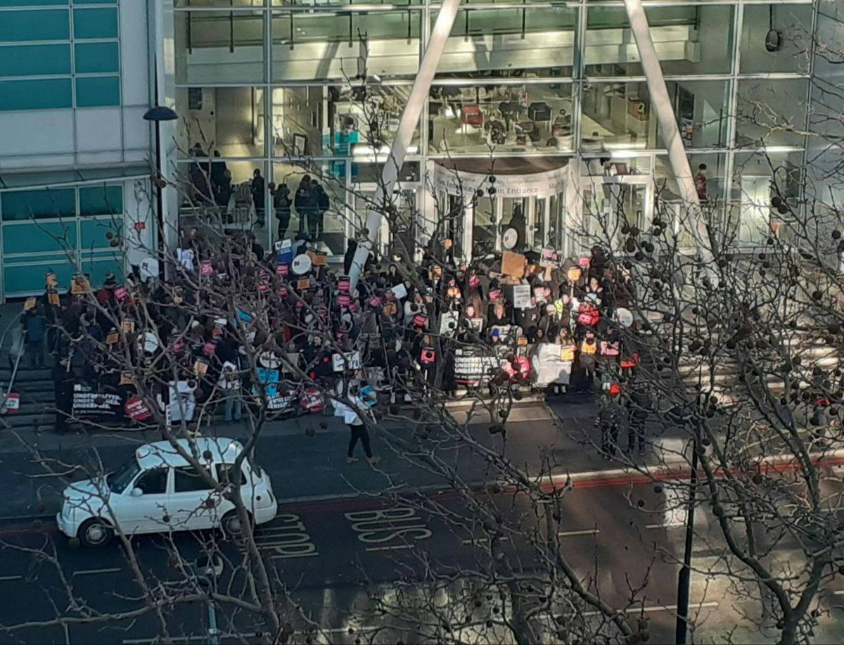 Univercity College London Hospital 
Pflegekräfte in GB im Streik!! 💪 Beeindruckend!
#SolidarityWithStrikes 
#NHSStrikes 
#NHSPay