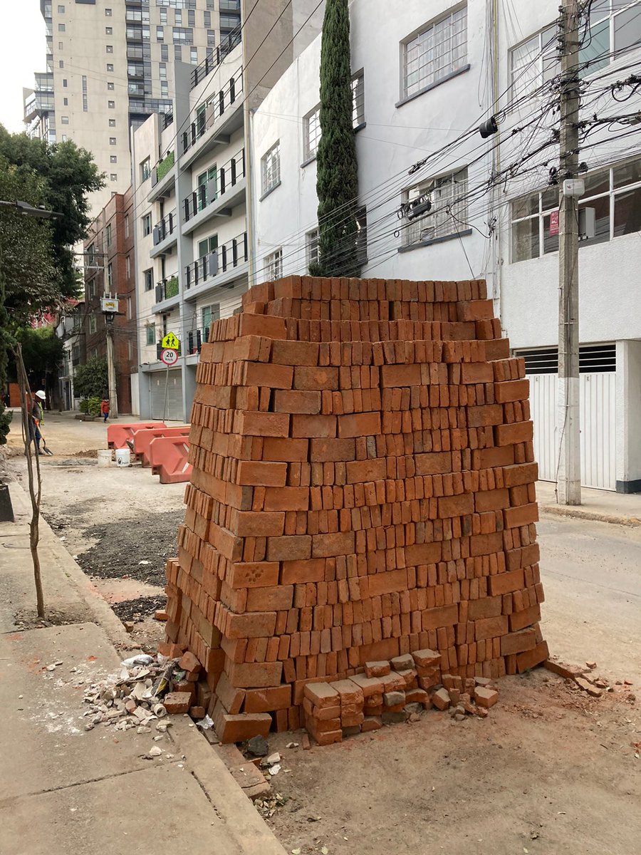 alvaro_delgado's tweet photo. Así ha estado la calle de Poussin durante casi dos meses y ahora @STaboadaMx, que quiere ser jefe de gobierno de la CDMX, la dejará sólo con un parche de chapopote: https://t.co/gNaKpTDBwf