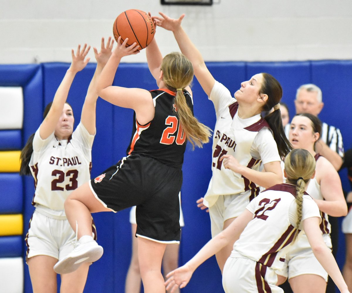 SeanEFrye's tweet photo. St. Paul beats Humboldt, 47-33, in the girls third place game of the War on 54 in Iola.

📸 highlights: https://t.co/cOWSCwDJPu