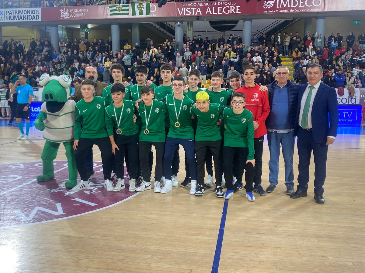 La selección provincial Infantil Fútbol Sala @RFAFCordoba que recientemente se proclamó campeona autonómica #andaluzinfantilfs ha realizado el saque de honor en el partido de 1ª División @CordobaFutsal & @FCBarcelona_es
GRACIAS al equipo cordobés por su gesto

💟 #FutsalRFAF