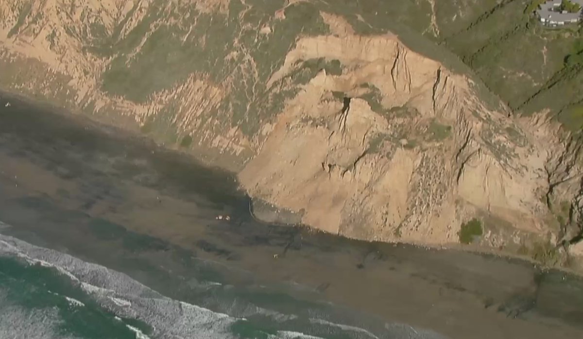 deanoftraffic's tweet photo. #BREAKING - @SDLifeguards and @SanDiegoPD working a cliff collapse at Black's Beach. #cliffcollapse #SanDiego https://t.co/ClphfAurZV