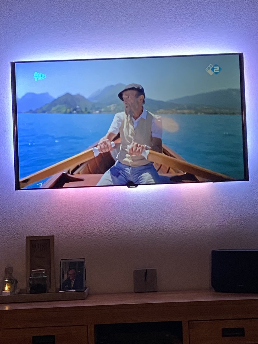 loomens's tweet photo. Voor het slapen nog even relax  terug kijken naar #gortoverdegrens @iljagort santé 🍷de laatste dan😅 https://t.co/5En5t0qNLf