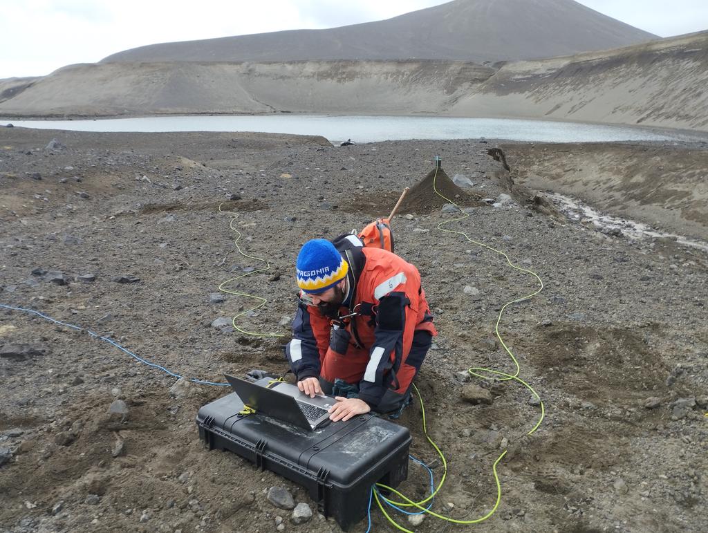 GoletaUgr's tweet photo. Day by day, step by step, we continue installing MT sites in #DeceptionIsland with the help of @Antartica_ET #CAEXXXVI 🇪🇦🇦🇶 https://t.co/YhTk71rkrc