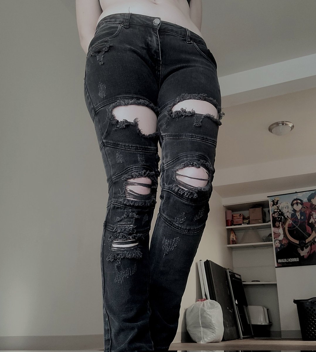 Oneleeter's tweet photo. All I'm saying is my husband's pants look damn good on my booty, and he's never getting them back. https://t.co/7Dryy8EJsy
