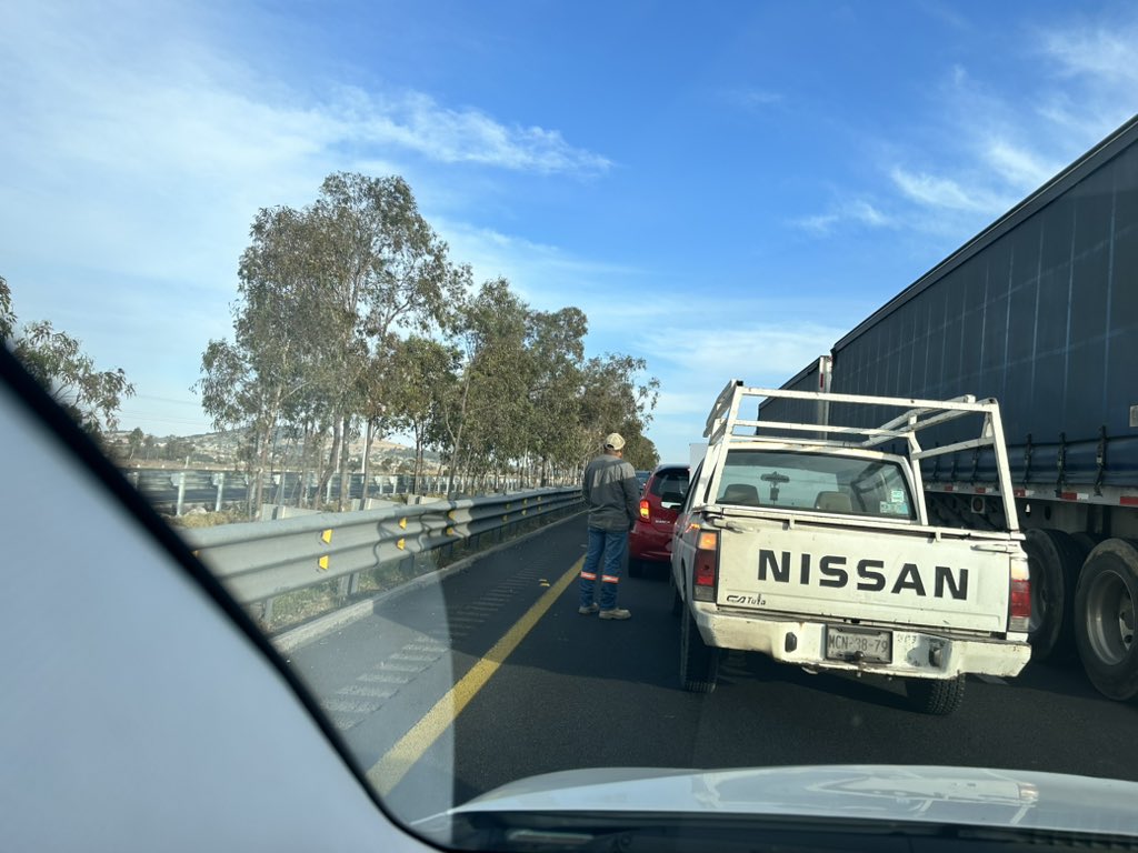 MiriViva's tweet photo. Entre fresno y rosal. Detenido en ambos sentidos. https://t.co/xcOQVSue5A