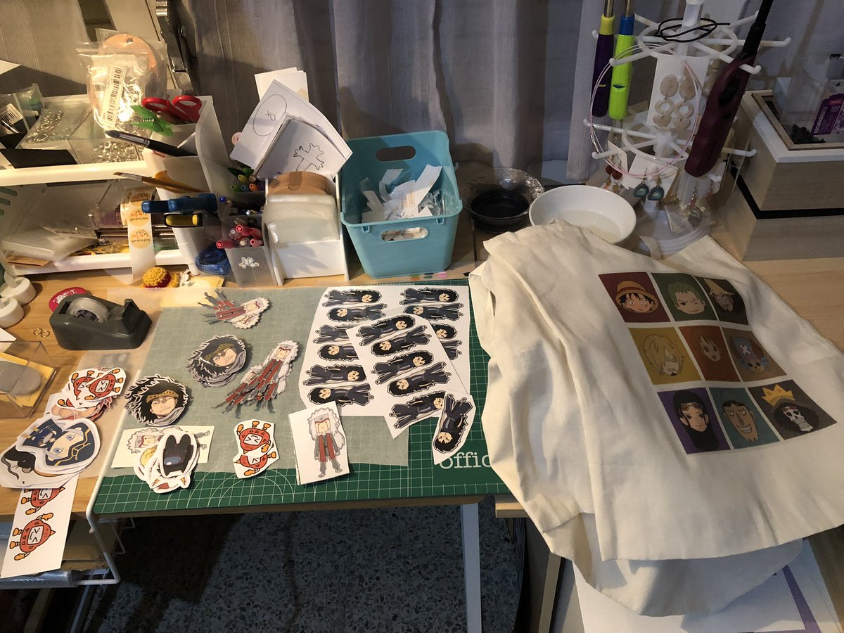 goregochi's tweet photo. Preparando las cositas para el evento de Rosas. Creo que me he venido arriba queriendo llevar stickers 😅😅 https://t.co/s1UcP3Noyf